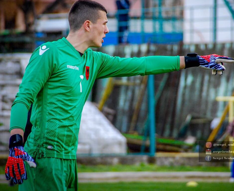 Çezena “piketon” ish-portierin e Teutës