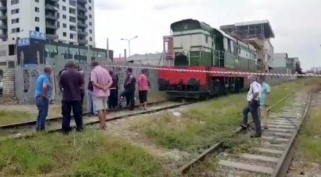 Treni përplaset me makinën afër Golemit, dyshohet për të plagosur