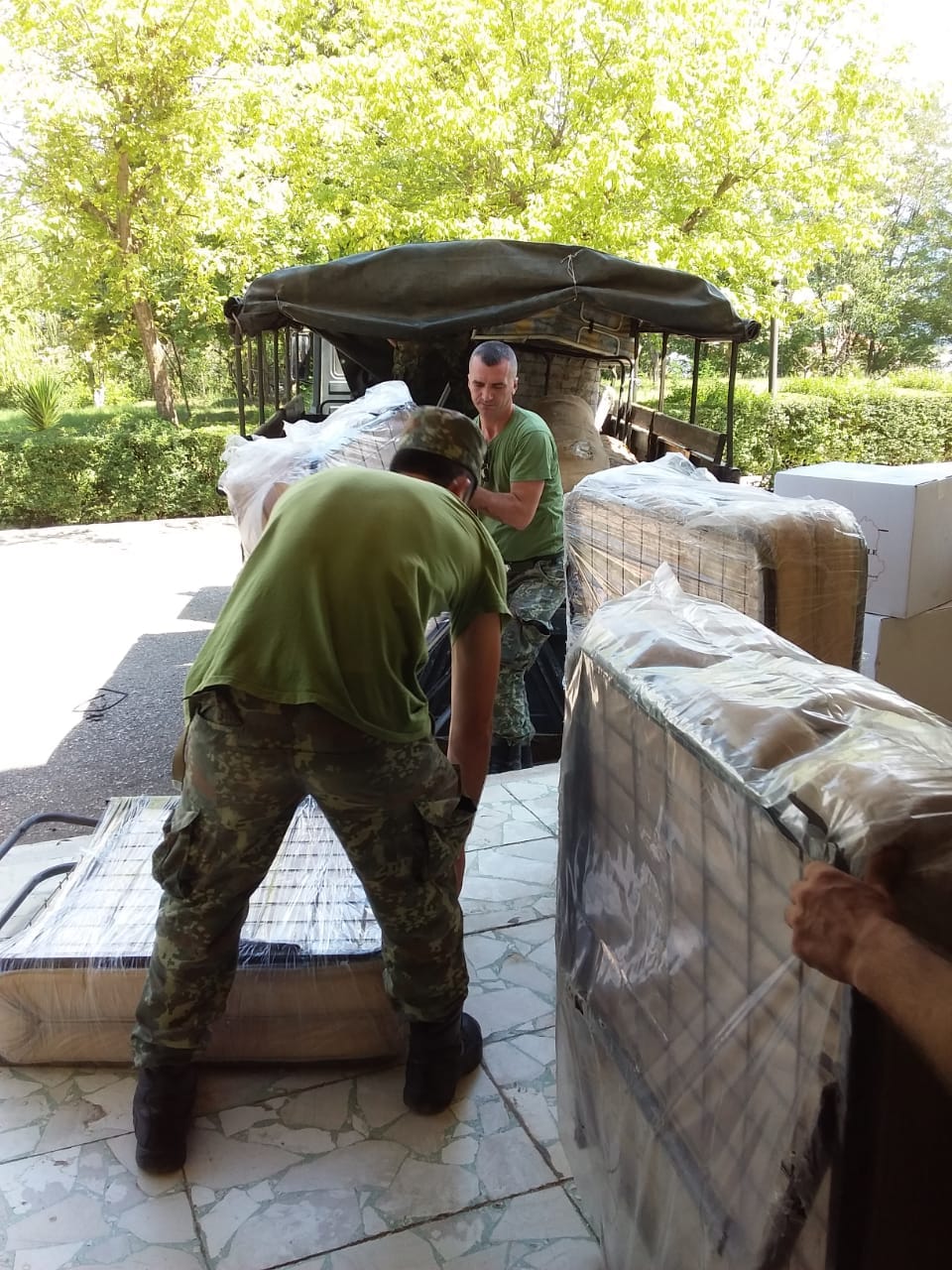 Forcat e Armatosura shpërndajnë shtretër dhe bazë materiale në zonat e prekura nga tërmeti