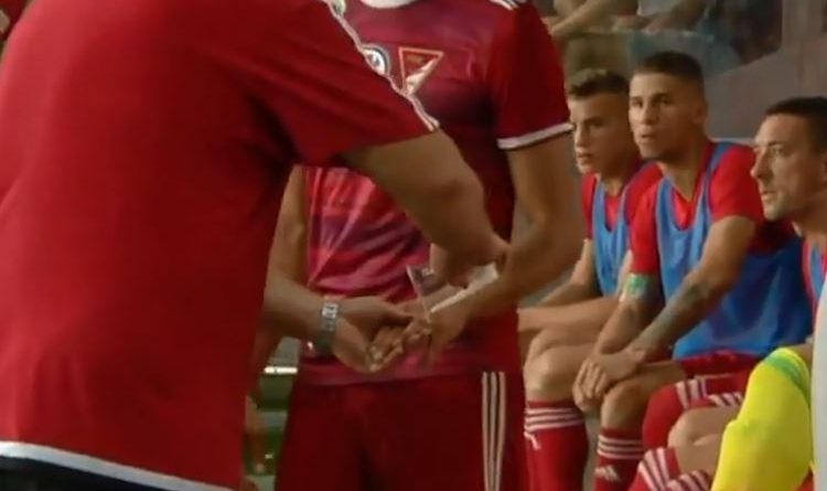 Futbollisti nuk heq dot unazën e martesës nga gishti, e nxjerrin nga loja