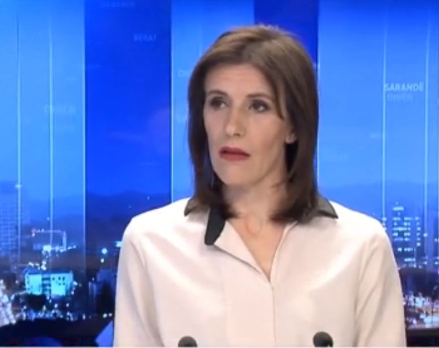 Dinamika e sulmit te shtëpia e prindërve të gazetares/ Edhe pse qëllohej akoma, familjarët dolën për të parë