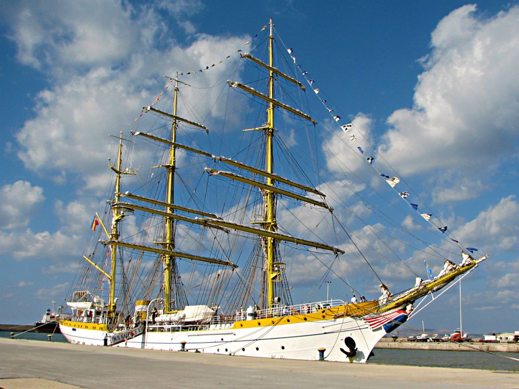 Anija me vela “Mircea” drejt Durrësit për lundrim mësimor