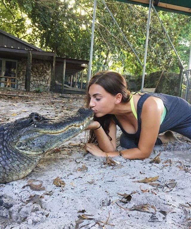 FOTO/ Njihuni me vajzën që puth krokodilët