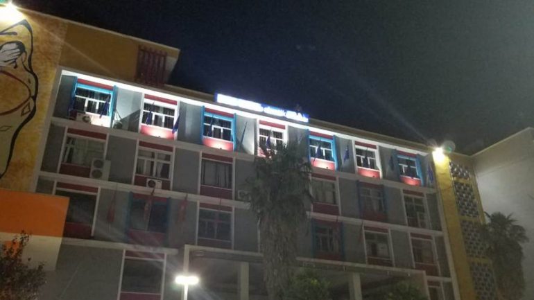 EMRI/ 47-vjeçarja kërcënoi se do hidhej nga godina e PD-së