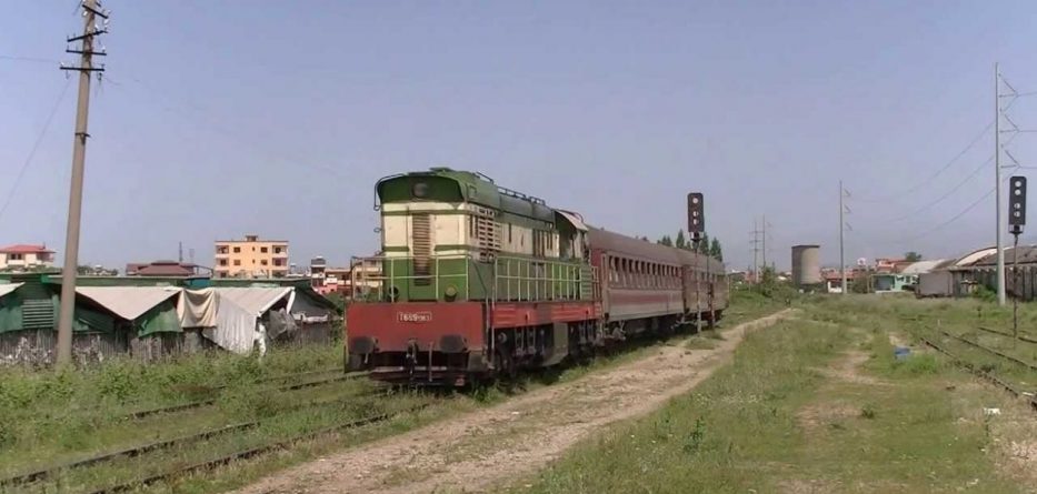 Treni përplas makinën, plagoset fëmija 11 vjeç