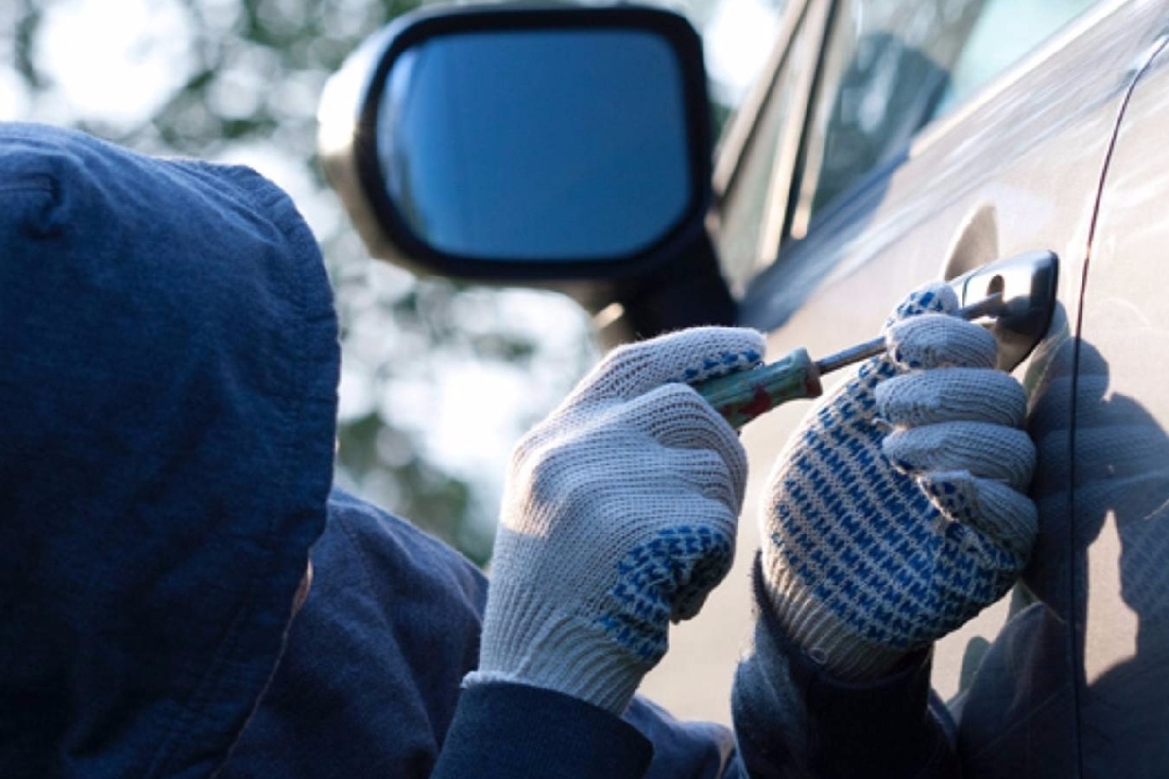 Rikthehen vjedhjet në Plazhin e Durrësit, ‘avullojnë’ dy “Benz”-a