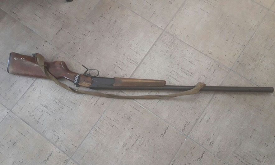 Arrestohet 33-vjeçari, iu gjetën armë gjahu pa leje dhe kanabis