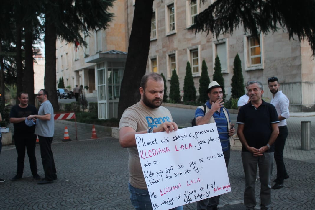 Sulmi ndaj Klodiana Lalës/ Gazetarët dhe shoqëria civile protestë para kryeministrisë