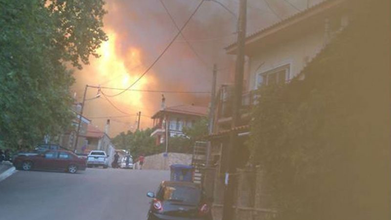 Zjarr i madh në një ishull në Greqi, panik mes banorëve (FOTO)