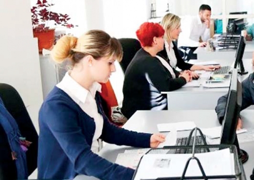 Denoncimi/ Qeveria po ul pagat e punonjësve të administratës