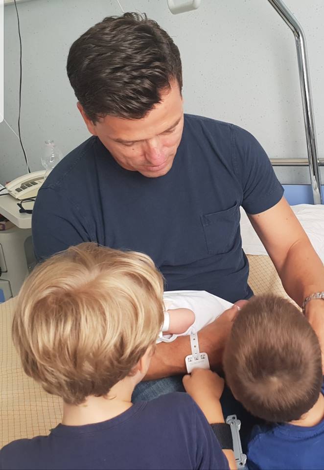 Deputeti i PD bëhet baba për herë të tretë