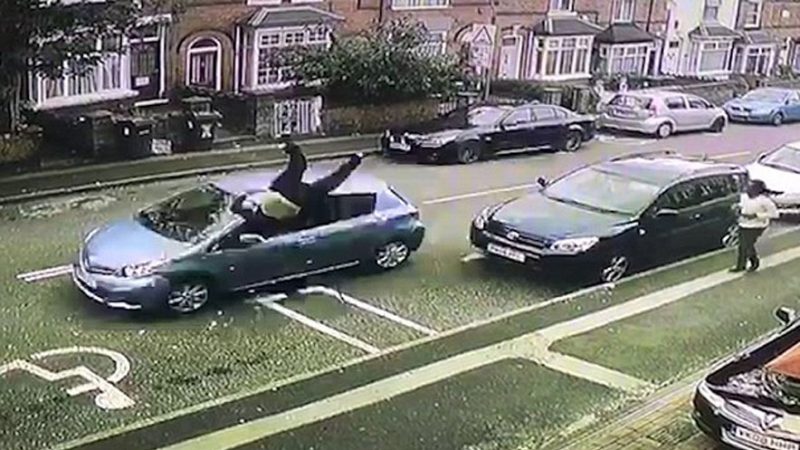 Bandat “pushtojnë” Anglinë. Përplas me makinë rivalin me hanxhar (VIDEO)