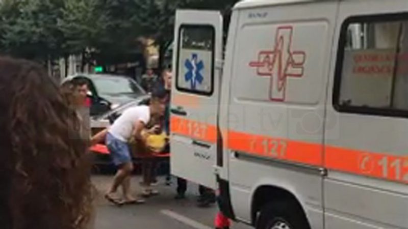 Përplasen dy automjete, një e plagosur