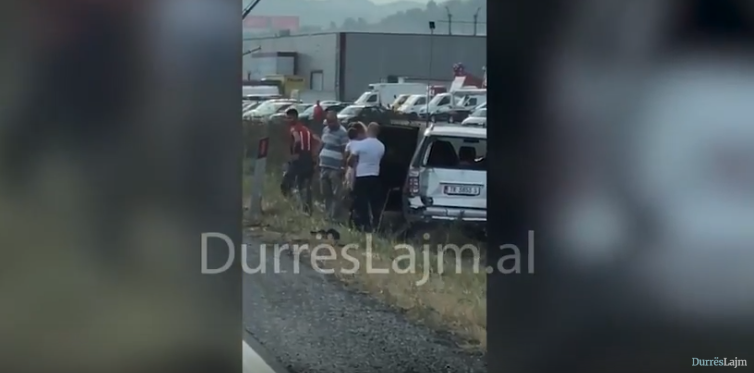 Aksidentohet fuoristrada në autostradën Durrës-Tiranë, shpëton çifti me fëmijën (VIDEO)