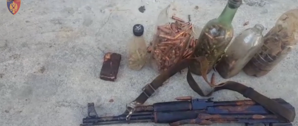 Sekuestrohen armë zjarri, tritol dhe fishekë. Në pranga një krutan (VIDEO)