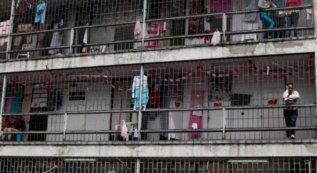 Kaos në burg, meshkujt thyejnë muret, shkojnë për seks te të burgosurat femra