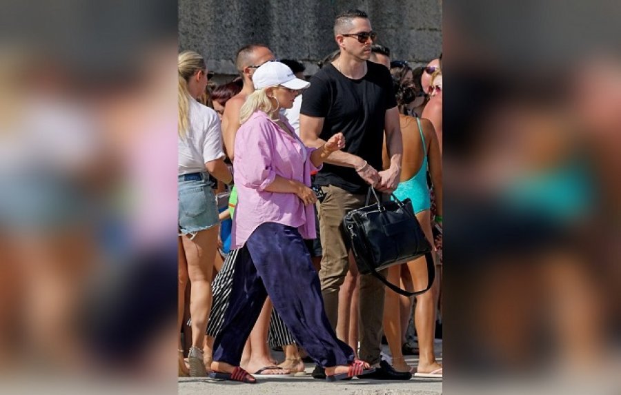 Zbulohet shtatzënia e këngëtares së njohur