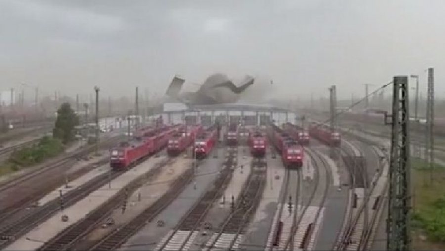 Stuhia e fuqishme ‘fluturon’ çatinë e ndërtesës (VIDEO)