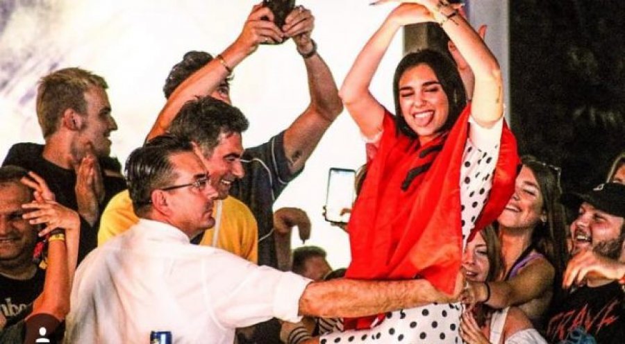 Në mes të koncertit, Dua Lipa ‘kërkon’ pite