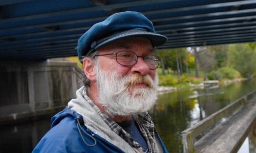 Vëllai i këngëtares milioniere, i pastrehë dhe i alkolizuar!