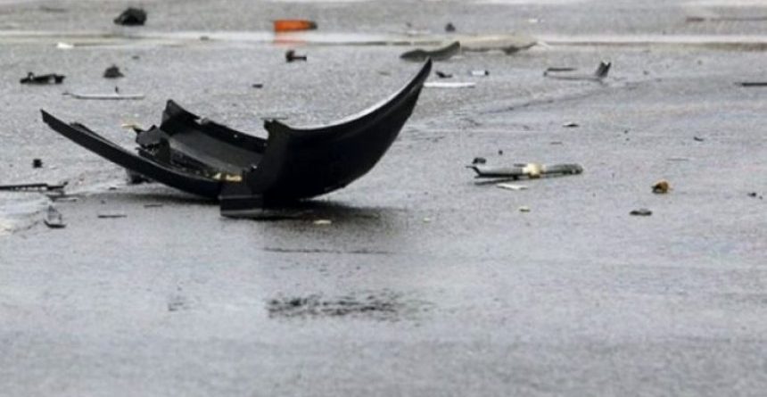 Makina del nga rruga, dy të plagosur