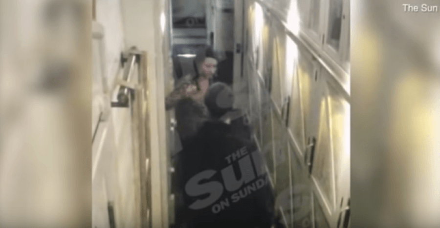 Publikohen pamjet, këngëtari i njohur dhunon dhe kap për fyti të dashurën e tij