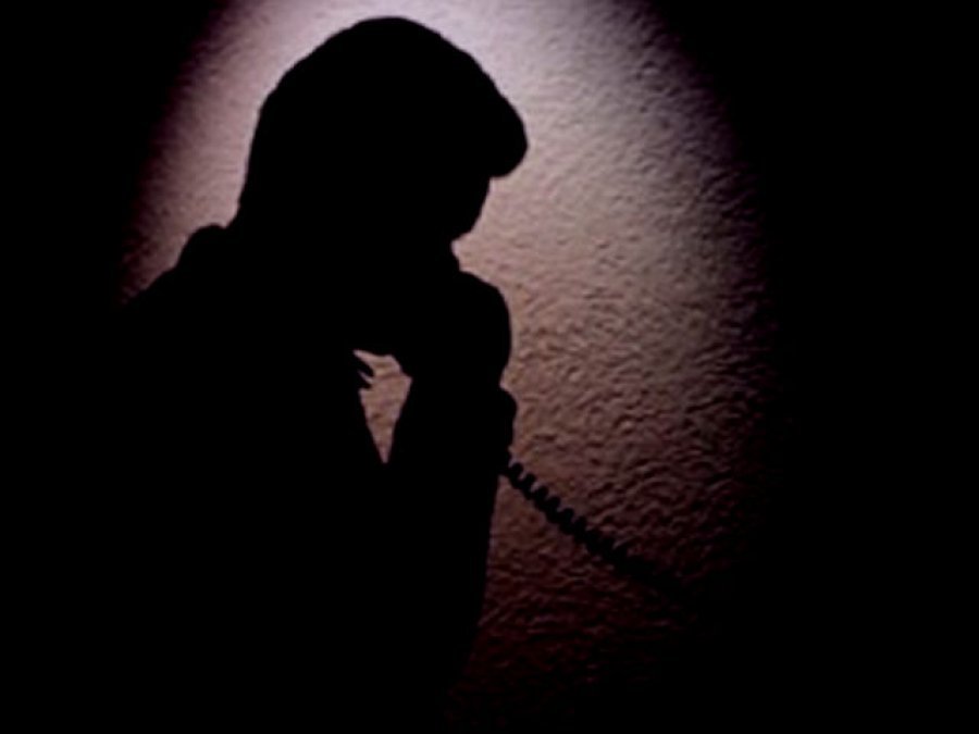 Nga burgu burri kërcënon gruan me telefon