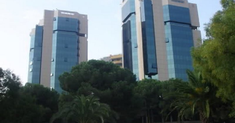 Bie zjarr te 2 kullat binjake në Tiranë