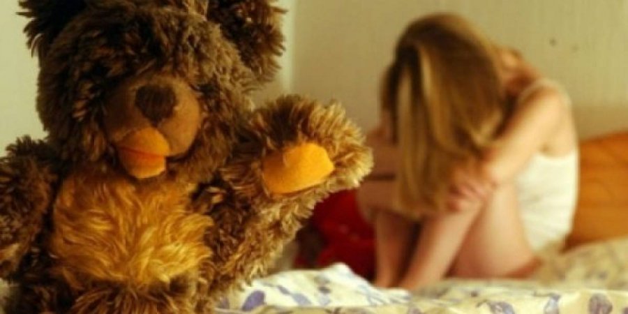 Historia shokuese, 15- vjeçarja përdhunohet 8 herë nga i vëllai dhe ngel shtatzënë