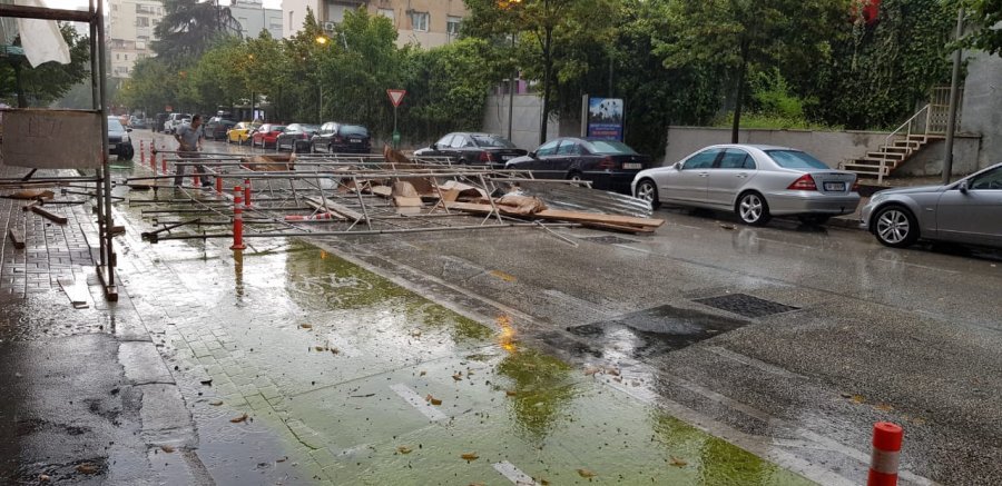 Moti i keq, shihni ç’ndodh në Tiranë (FOTO)