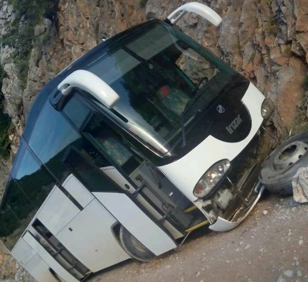Udhëtimi për në Durrës që gati përfundoi në tragjedi/ Aksidentohet autobusi me 40 të afërm