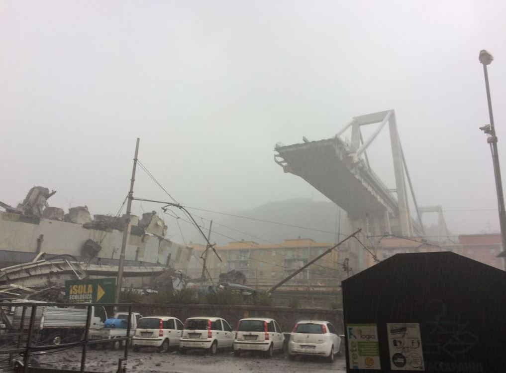 Tmerr dhe panik në Itali, shembet ura e autostradës (FOTO)