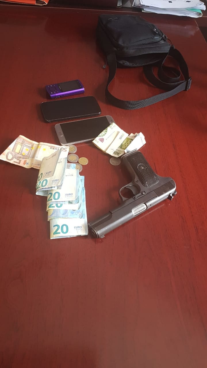 Xhiro nëpër qytet me pistoletë në brez, arrestohet nga policia