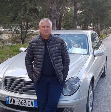 Makinat përplasen “kokë më kokë”, ky është personi që humbi jetën nga aksidenti tragjik