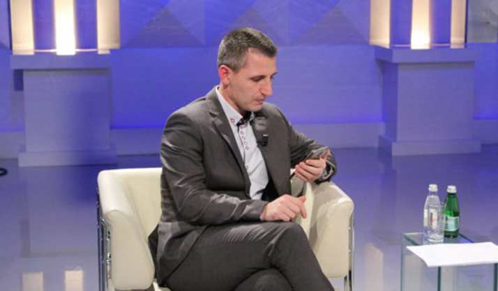 Djali i xhaxhait të prokurores, kërcënon me vdekje gazetarin Dashamir Biçaku: Të vras…