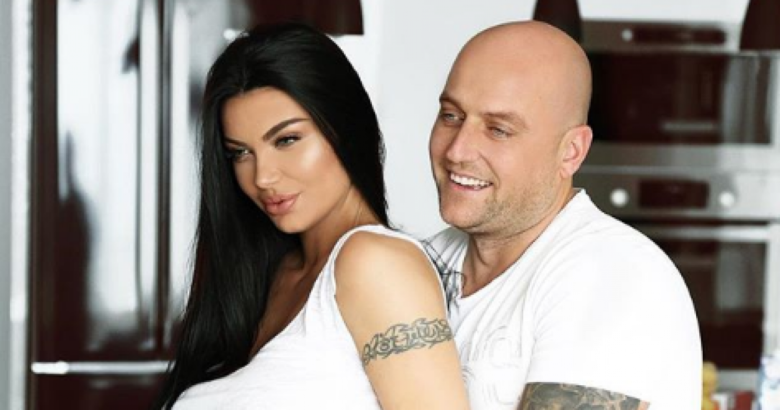 Klodiani paska jo 1, por 2 vajza me gruan e parë! Zaimina sapo publikoi foton e tyre