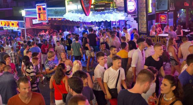 Shkojnë për pushime, 17 adoleshentë helmohen rëndë