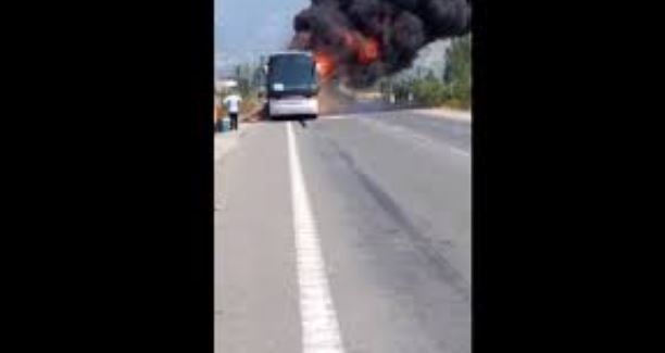 Merr flakë autobusi në hyrje të Shkodrës, njerëzit në panik zbresin me vrap