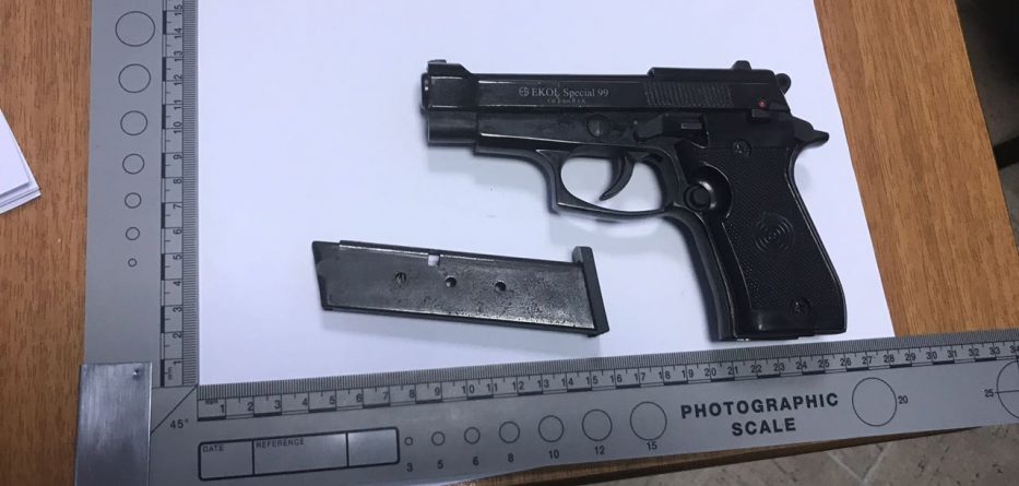 Me pistoletë nëpër qytet, prangoset i riu