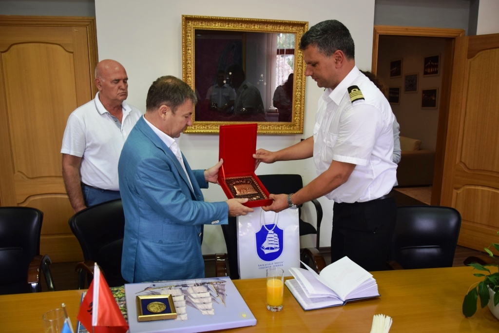 Kryebashkiaku Dako takohet me përfaqësues të anijes ushtarake rumune “Mircea”