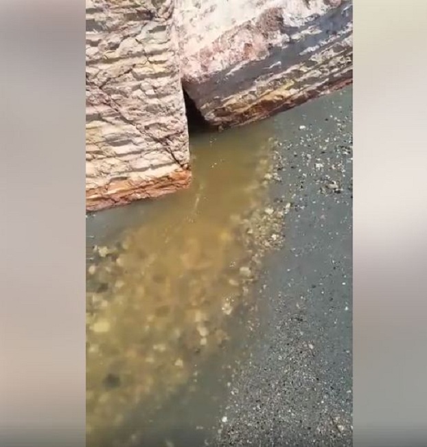 Denoncimi i qytetarit: Si po ndotet bregdeti i Durrësit nga ujërat e zeza (VIDEO)