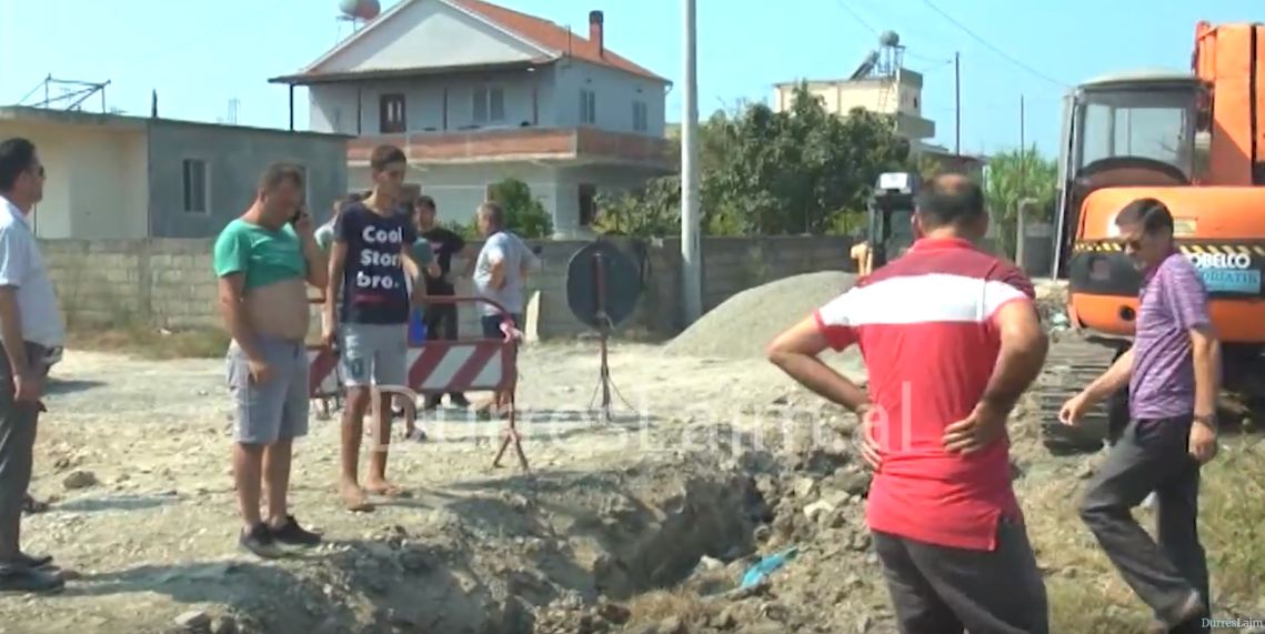 Durrës, banorët e ish-Kënetës në protestë: Rrezikojmë përmbytjen (VIDEO)