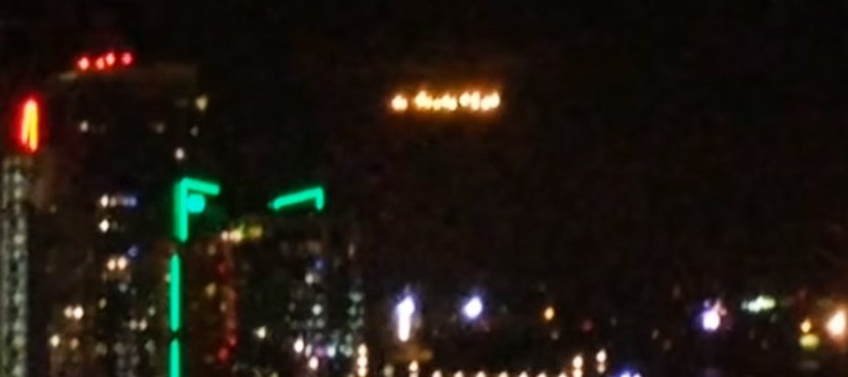 Dritat misterioze në qiell tmerrojnë banorët (VIDEO)