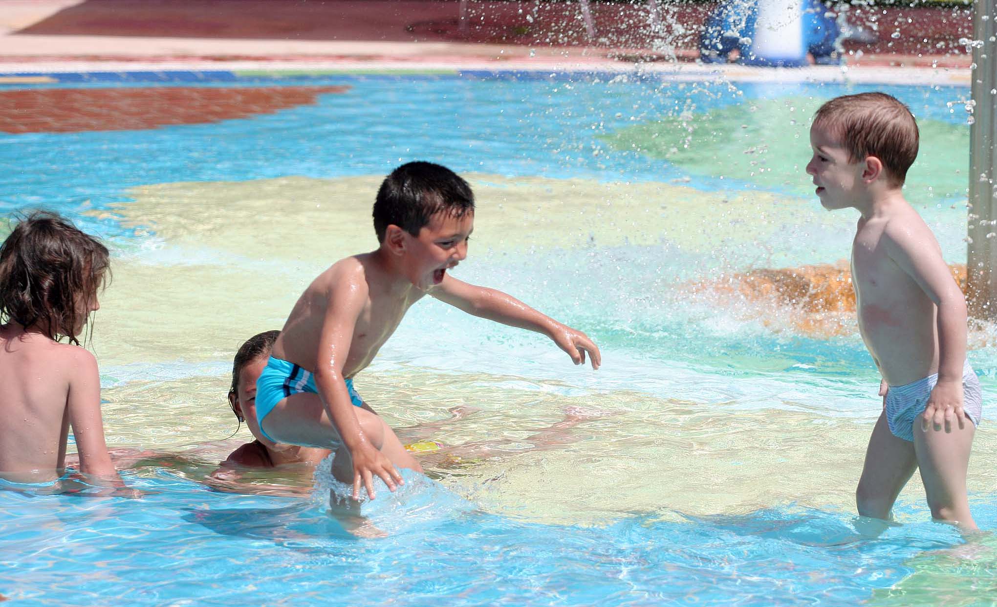 “Prindër, lini celularët mënjanë kur fëmijët lahen në plazh”