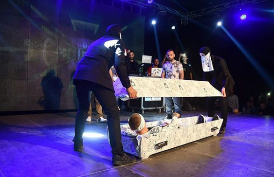 Reperi del në skenë me arkivol (VIDEO)