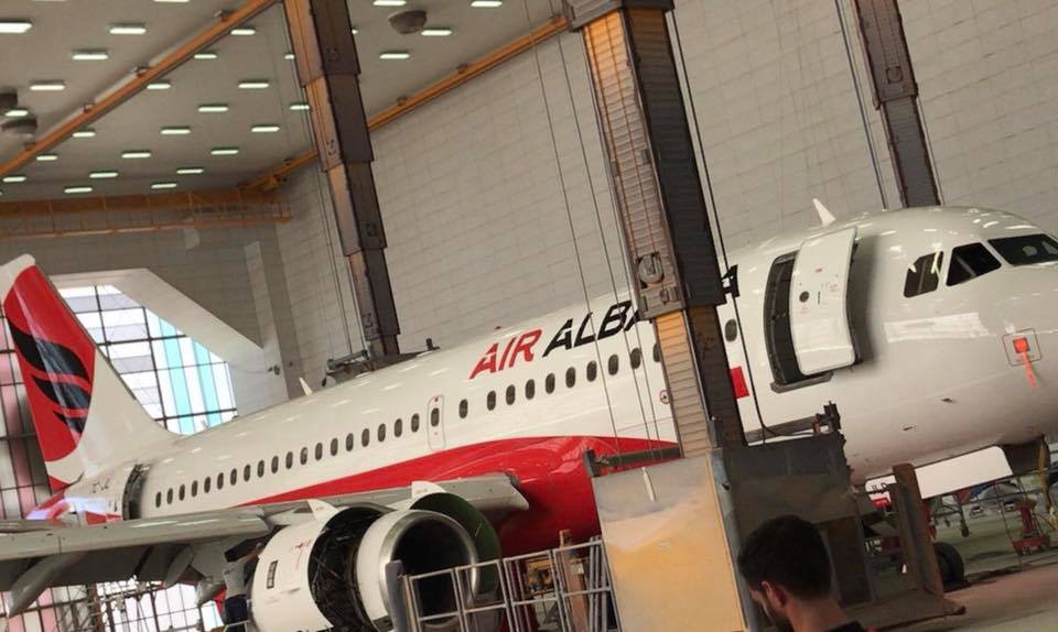Rama publikon foton e avionit të kompanisë “Air Albania”