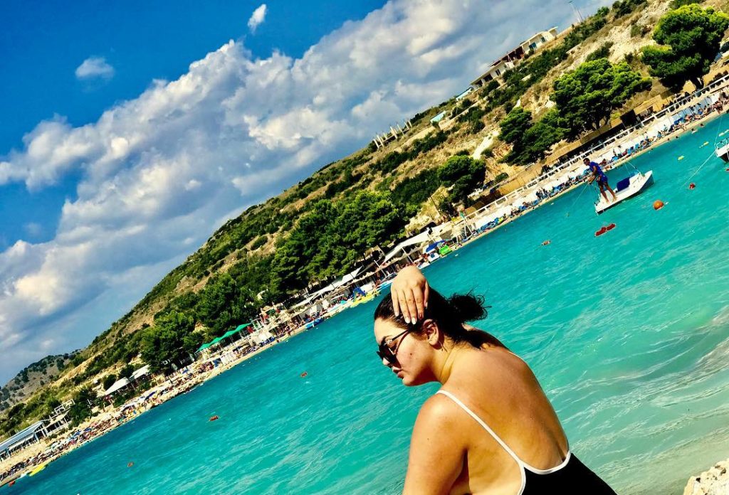 Fifi poston fotot me rroba banje: Nuk më vjen turp për trupin tim