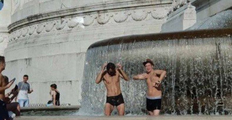 Turistët lahen nudo në shatërvan, zv/kryeministri i quan “idiotë!” (FOTO)