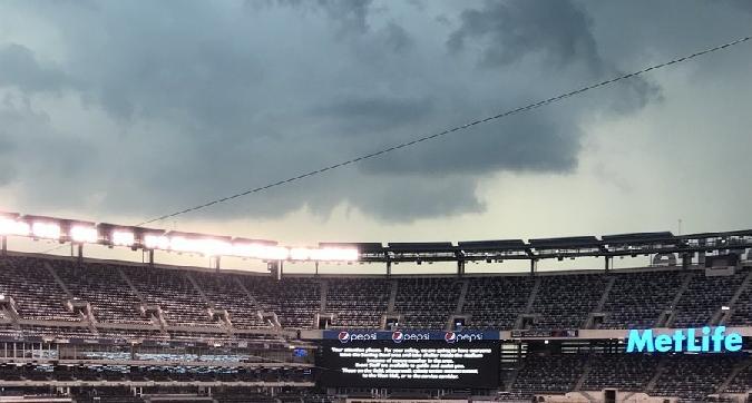 Frika nga rrufetë, u boshatis stadiumi para Real-Roma