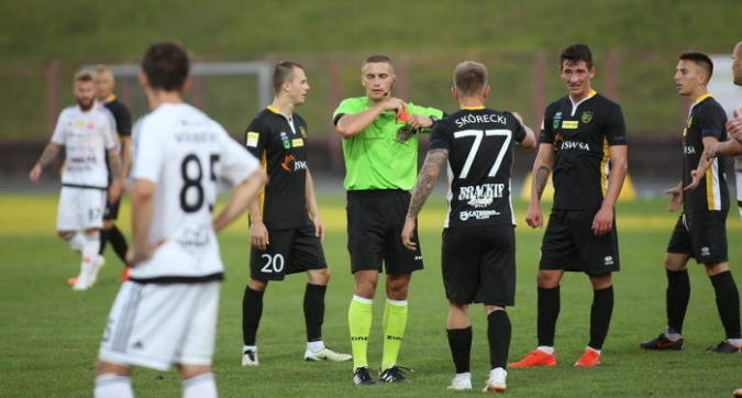 E çuditshme, ndëshkohet me karton të kuq prej shokut të skuadrës… (VIDEO)